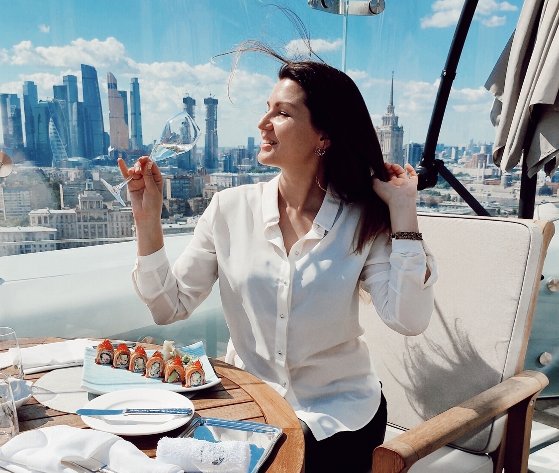 Ресторан Сахалин, гость девушка в ресторане