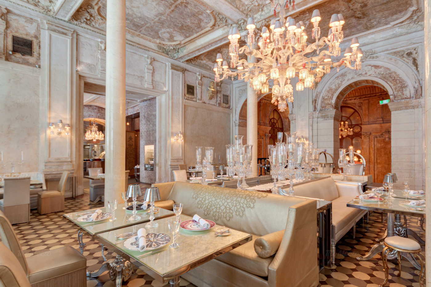 &nbsp;CRISTAL ROOM BACCARAT